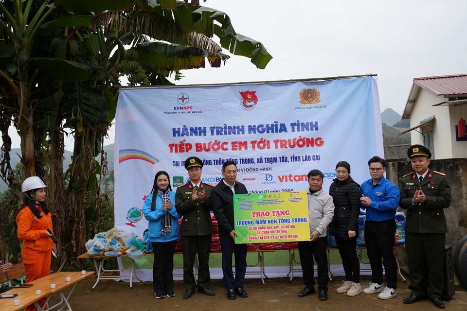 Ngành Điện và Công an chung tay thắp sáng “con đường em tới trường” ở Tống Trong 2