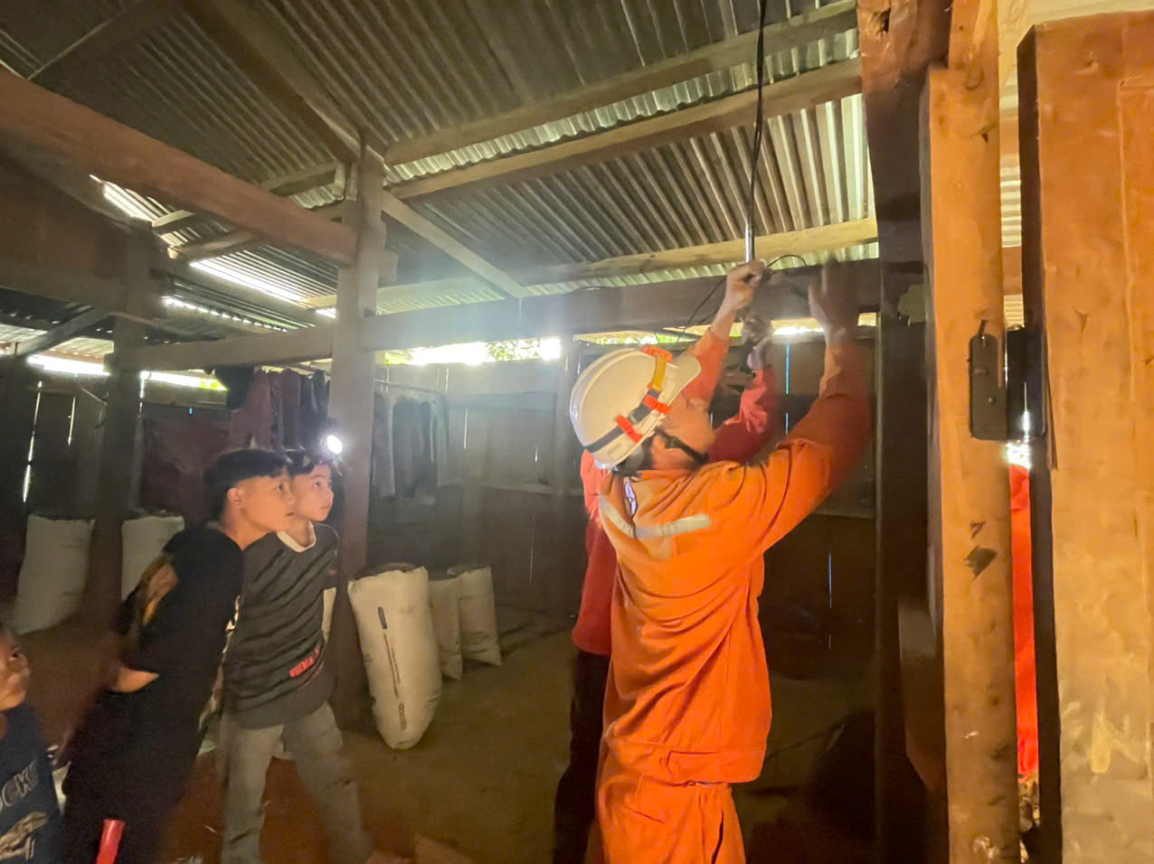 Người thợ điện giữa Mùa thu lịch sử 1