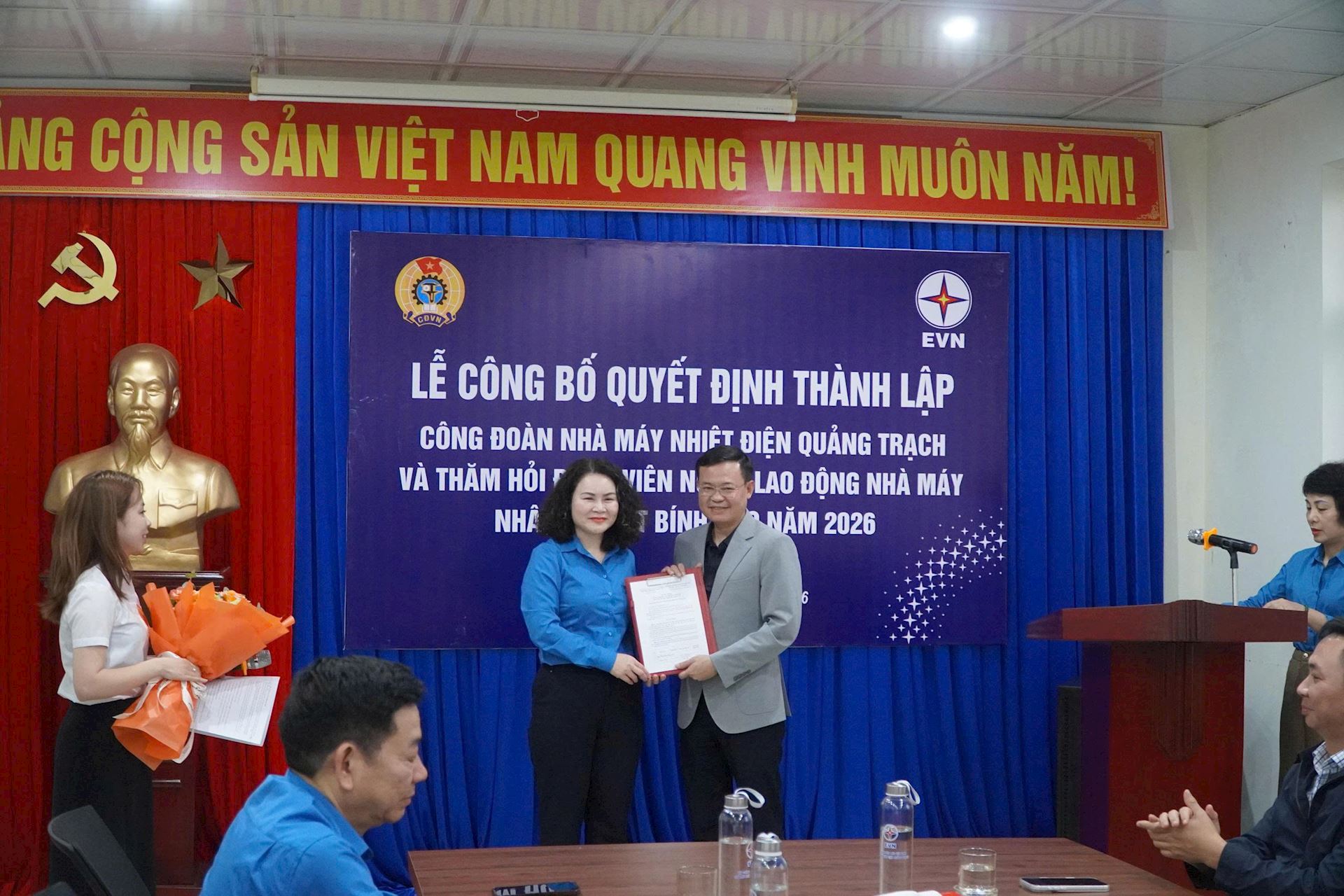 Phó Chủ tịch Công đoàn Điện lực Việt Nam Nguyễn Kim Thanh trao Quyết định thành lập Công đoàn Nhà máy Nhiệt điện Quảng Trạch