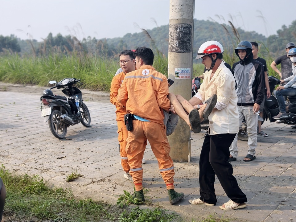 Nhân viên Điện lực Yên Bái kịp thời hỗ trợ nạn nhân trong vụ tai nạn giao thông tại Lào Cai 1