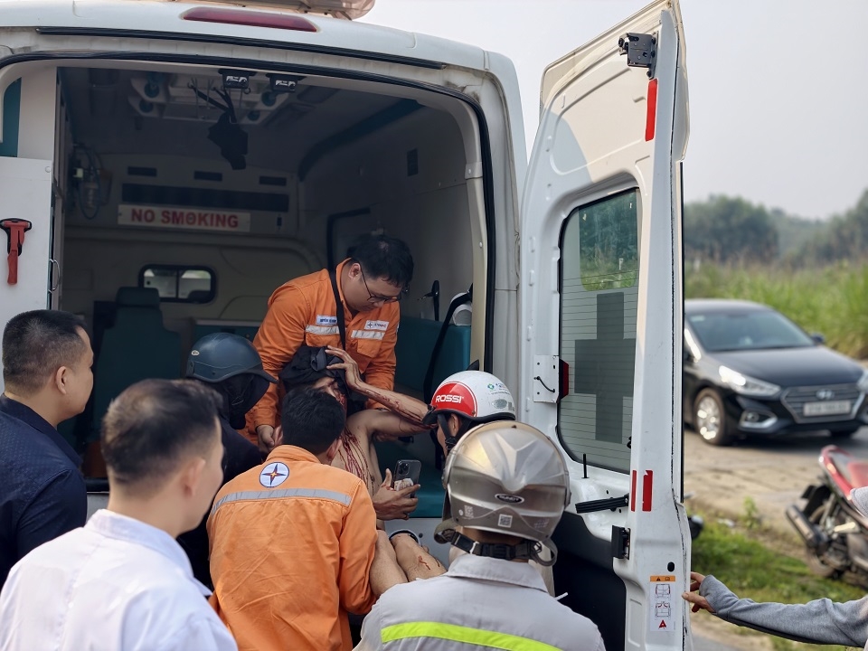Nhân viên Điện lực Yên Bái kịp thời hỗ trợ nạn nhân trong vụ tai nạn giao thông tại Lào Cai 2