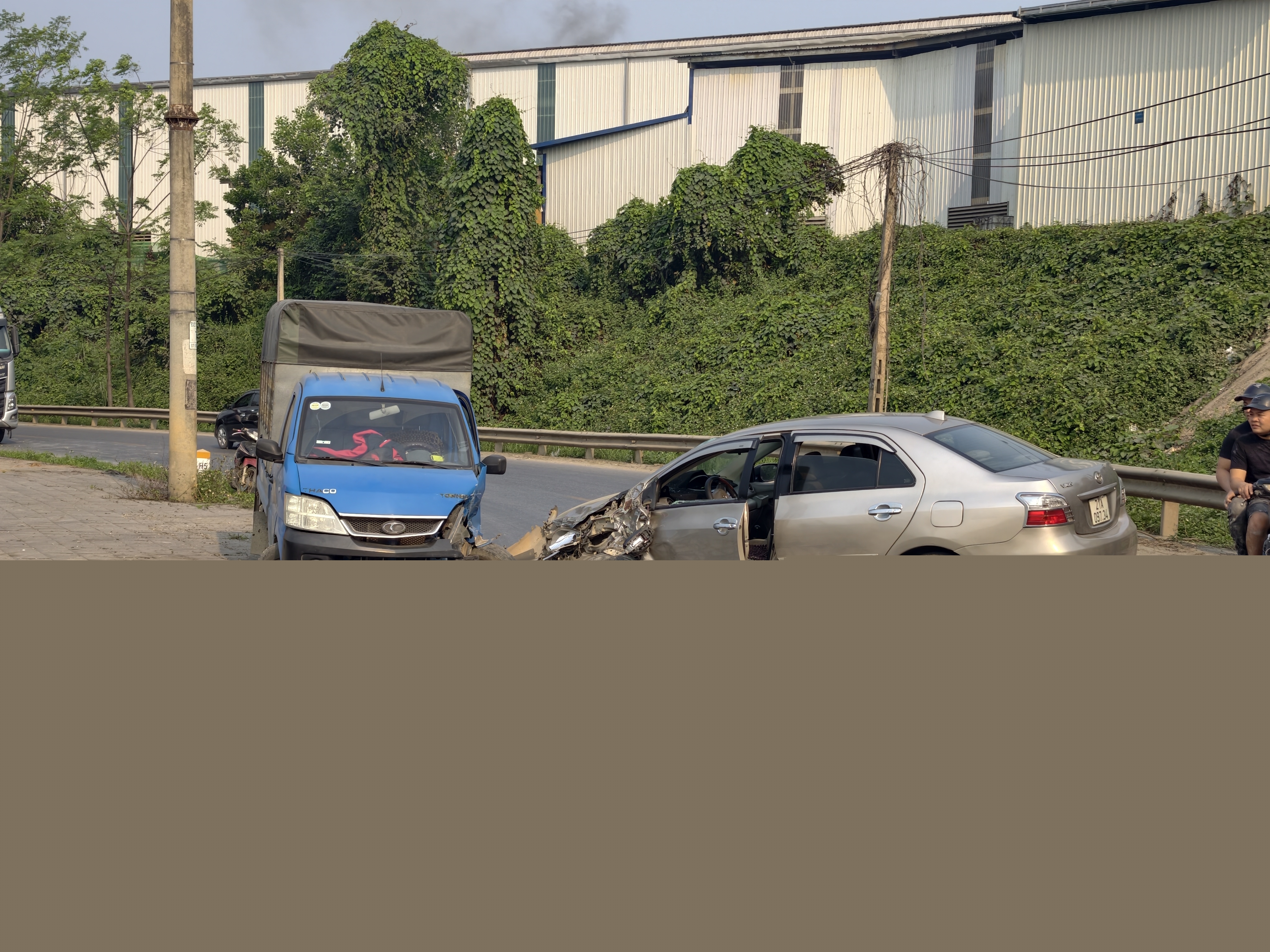 Nhân viên Điện lực Yên Bái kịp thời hỗ trợ nạn nhân trong vụ tai nạn giao thông tại Lào Cai