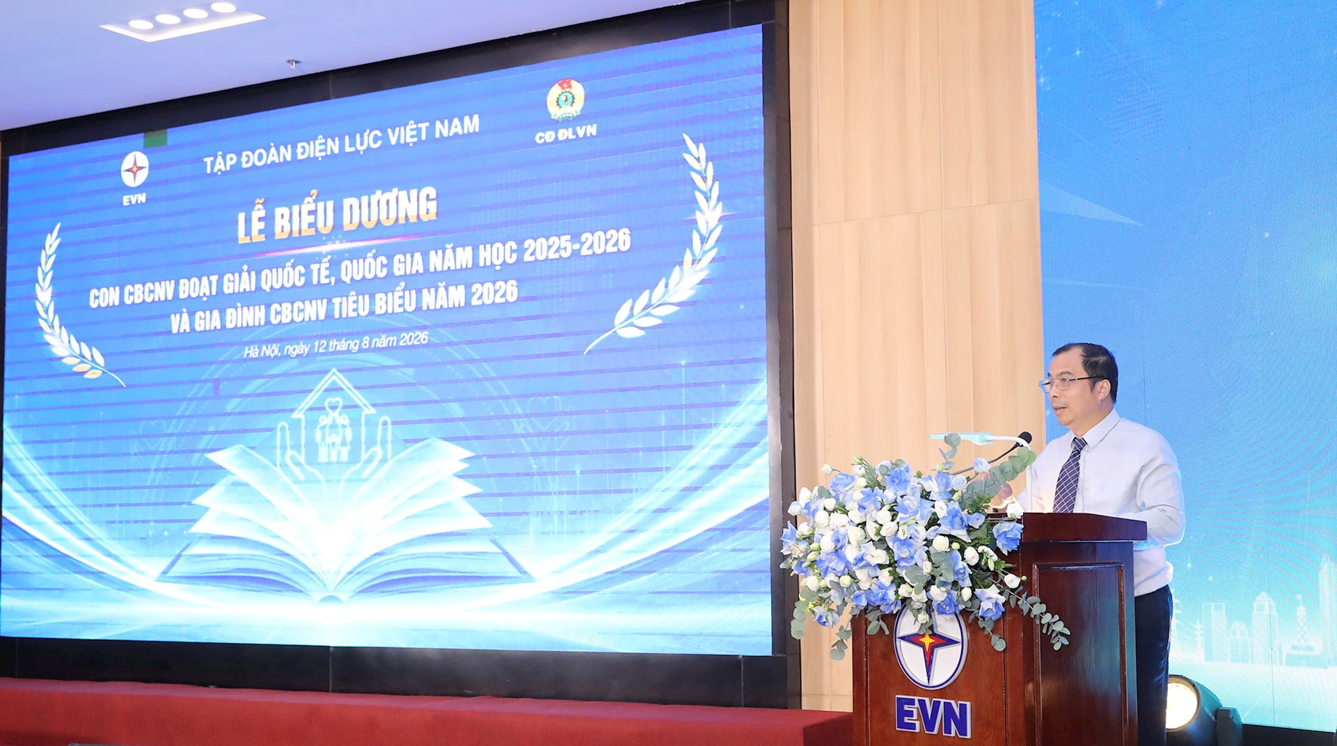 Những khoảnh khắc đáng nhớ trong ngày hội tôn vinh con CBCNV và gia đình EVN tiêu biểu 11