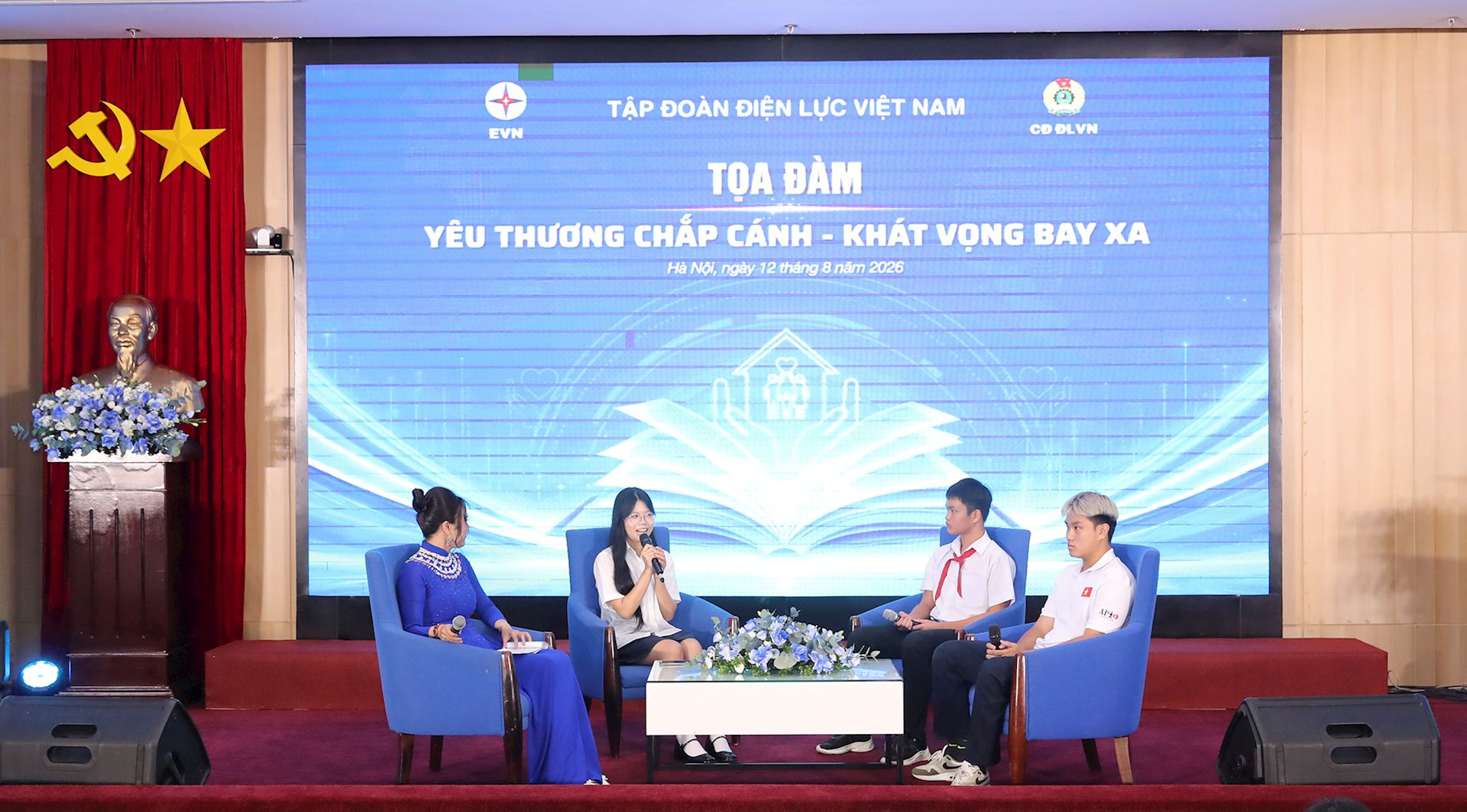 Những khoảnh khắc đáng nhớ trong ngày hội tôn vinh con CBCNV và gia đình EVN tiêu biểu 12
