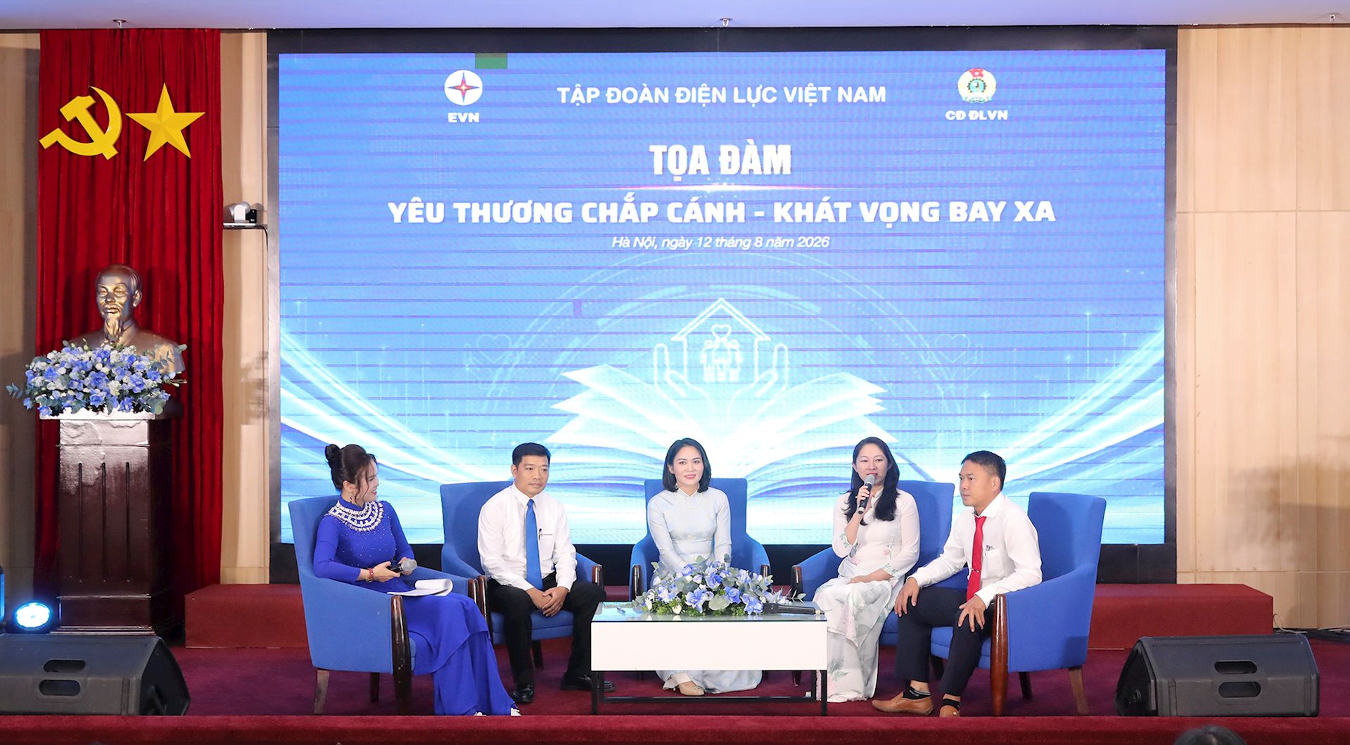 Những khoảnh khắc đáng nhớ trong ngày hội tôn vinh con CBCNV và gia đình EVN tiêu biểu 13