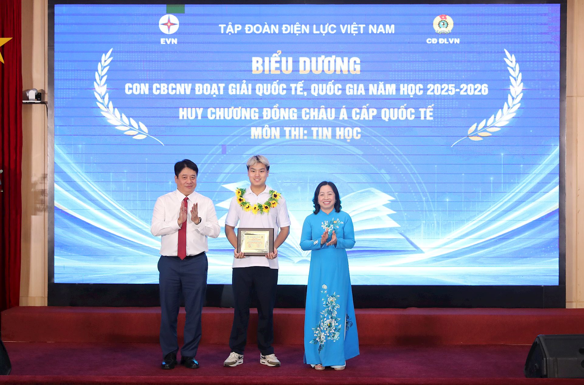 Những khoảnh khắc đáng nhớ trong ngày hội tôn vinh con CBCNV và gia đình EVN tiêu biểu 14