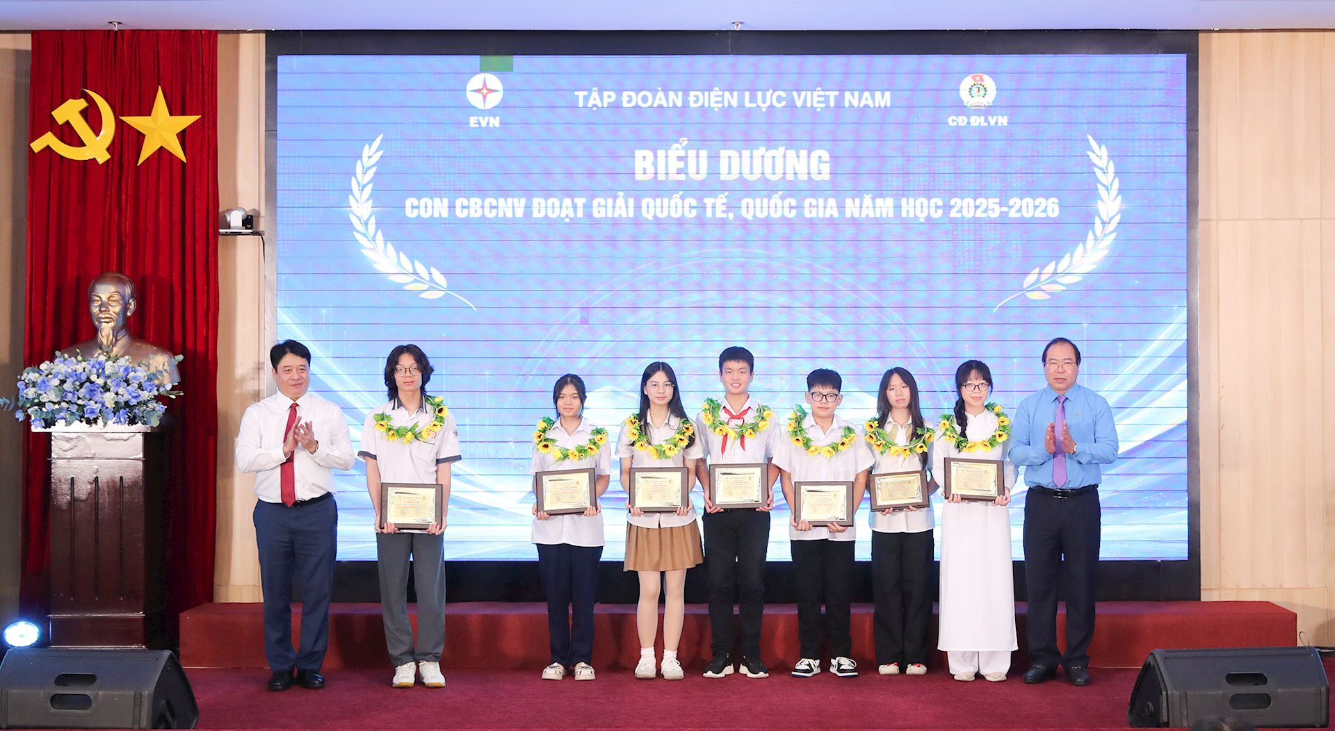 Những khoảnh khắc đáng nhớ trong ngày hội tôn vinh con CBCNV và gia đình EVN tiêu biểu 15