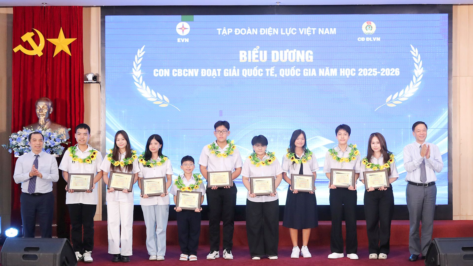 Những khoảnh khắc đáng nhớ trong ngày hội tôn vinh con CBCNV và gia đình EVN tiêu biểu 16