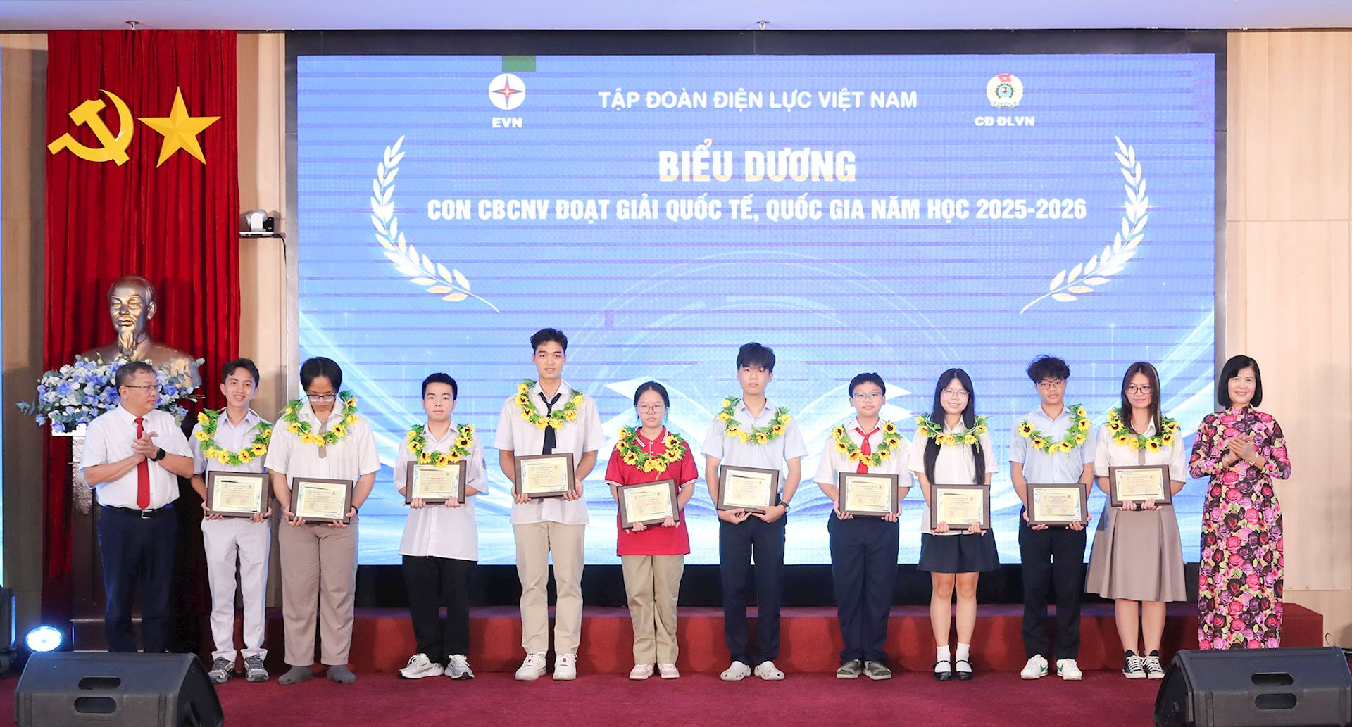 Những khoảnh khắc đáng nhớ trong ngày hội tôn vinh con CBCNV và gia đình EVN tiêu biểu 17