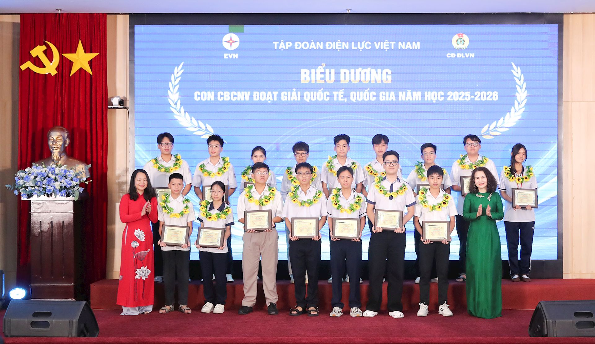 Những khoảnh khắc đáng nhớ trong ngày hội tôn vinh con CBCNV và gia đình EVN tiêu biểu 18