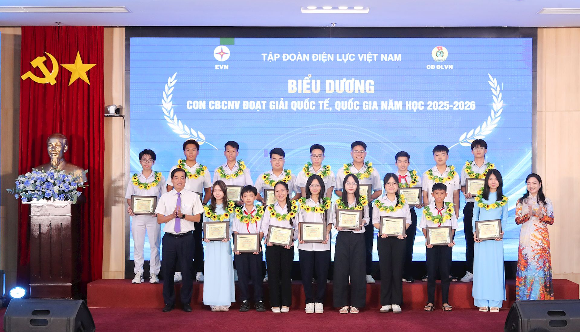 Những khoảnh khắc đáng nhớ trong ngày hội tôn vinh con CBCNV và gia đình EVN tiêu biểu 19