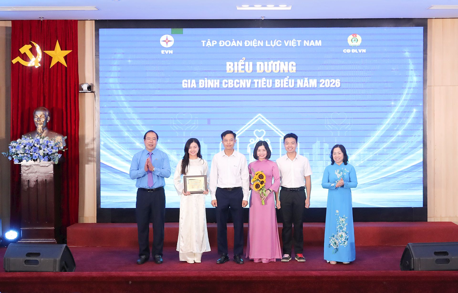 Những khoảnh khắc đáng nhớ trong ngày hội tôn vinh con CBCNV và gia đình EVN tiêu biểu 20