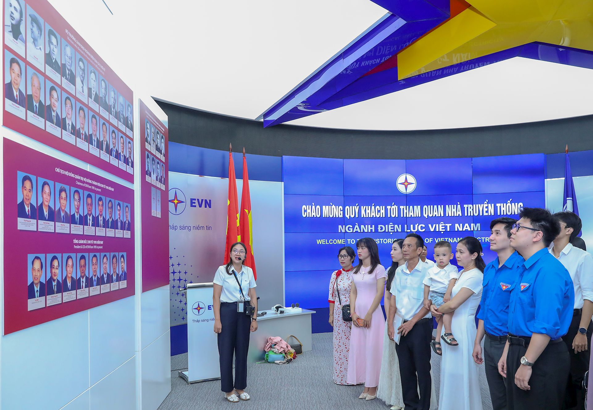 Những khoảnh khắc đáng nhớ trong ngày hội tôn vinh con CBCNV và gia đình EVN tiêu biểu 21