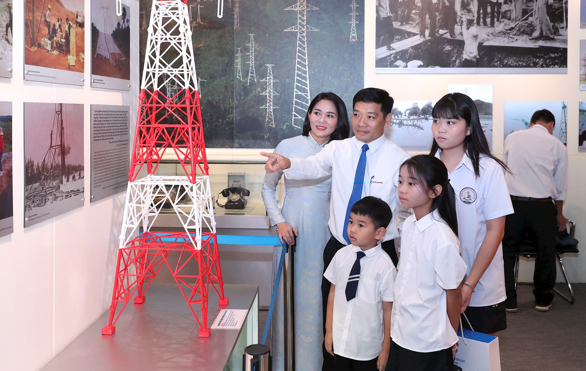 Những khoảnh khắc đáng nhớ trong ngày hội tôn vinh con CBCNV và gia đình EVN tiêu biểu 22