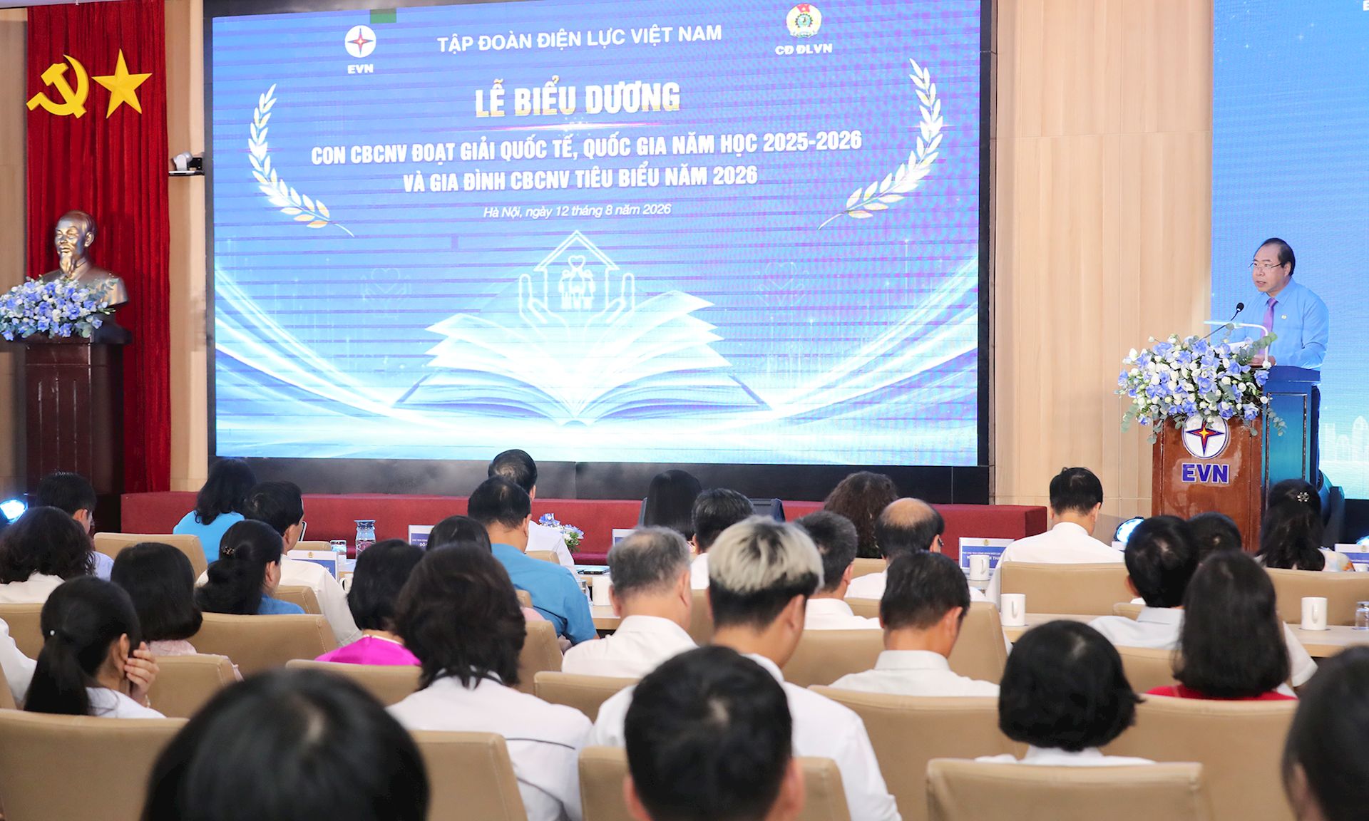 Những khoảnh khắc đáng nhớ trong ngày hội tôn vinh con CBCNV và gia đình EVN tiêu biểu 7