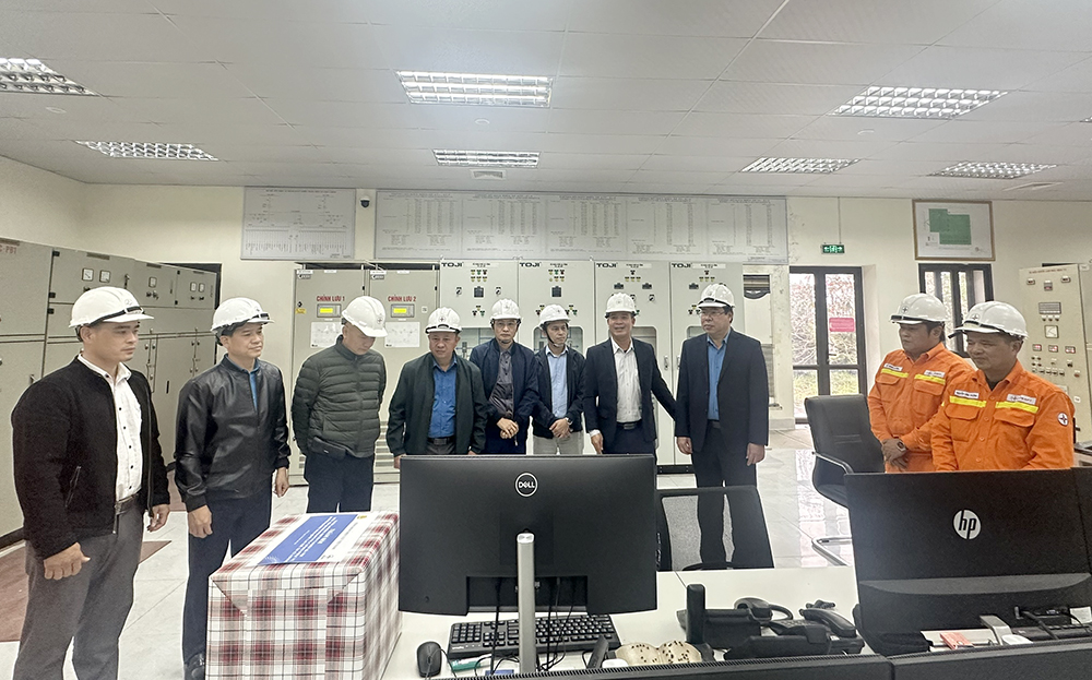 Những “người lính truyền tải” thầm lặng giữ dòng điện góp phần vào thành công Đại hội Đảng lần thứ XIV 2