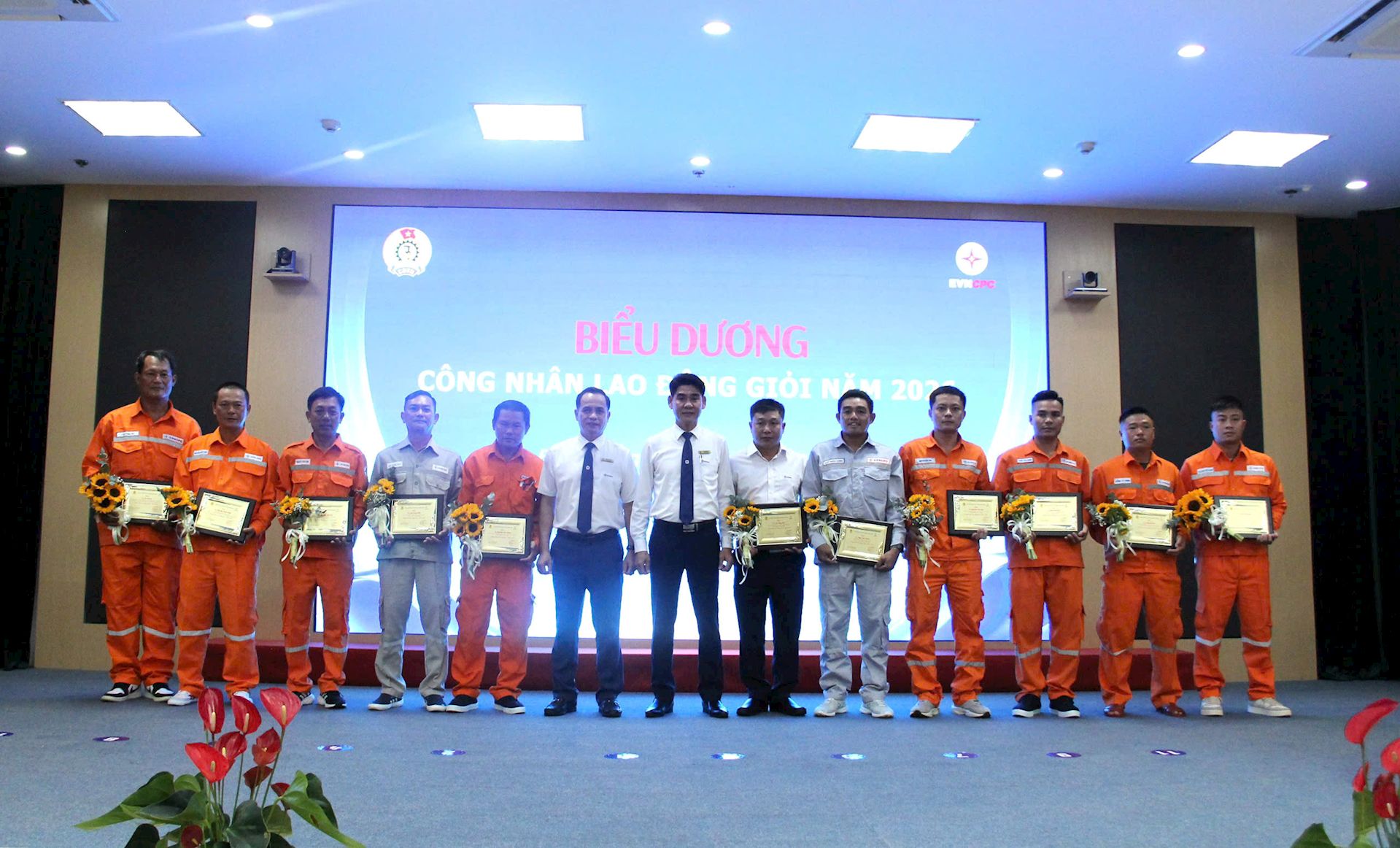 Những người thợ điện KHPC được EVNCPC vinh danh tại Lễ tuyên dương công nhân lao động giỏi năm 2026