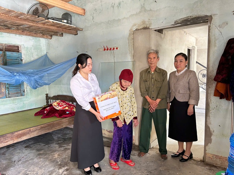 Nữ công Công ty Điện lực Huế trao quà tết cho trẻ em khó khăn, lan tỏa chương trình “Đem Tết đến cho người nghèo” 3