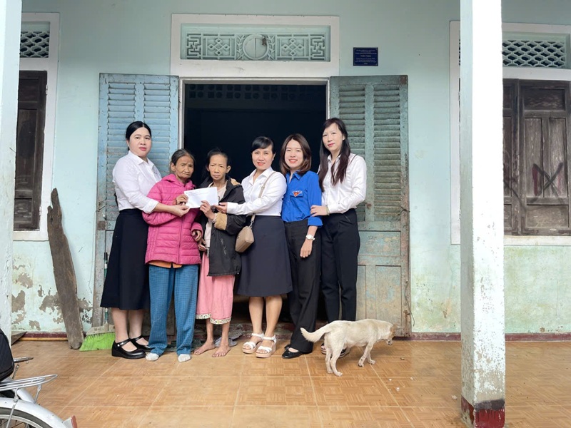 Nữ công Công ty Điện lực Huế trao quà tết cho trẻ em khó khăn, lan tỏa chương trình “Đem Tết đến cho người nghèo” 4
