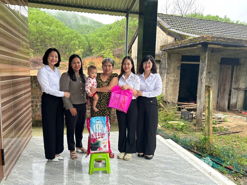 Nữ công Công ty Điện lực Huế trao quà tết cho trẻ em khó khăn, lan tỏa chương trình “Đem Tết đến cho người nghèo” 5