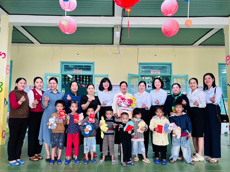 Nữ công Công ty Điện lực Huế trao quà tết cho trẻ em khó khăn, lan tỏa chương trình “Đem Tết đến cho người nghèo”