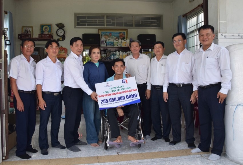 ông đoàn Công ty Điện lực Vĩnh Long thăm hỏi 02 trường hợp người lao động gặp hoàn cảnh khó khăn