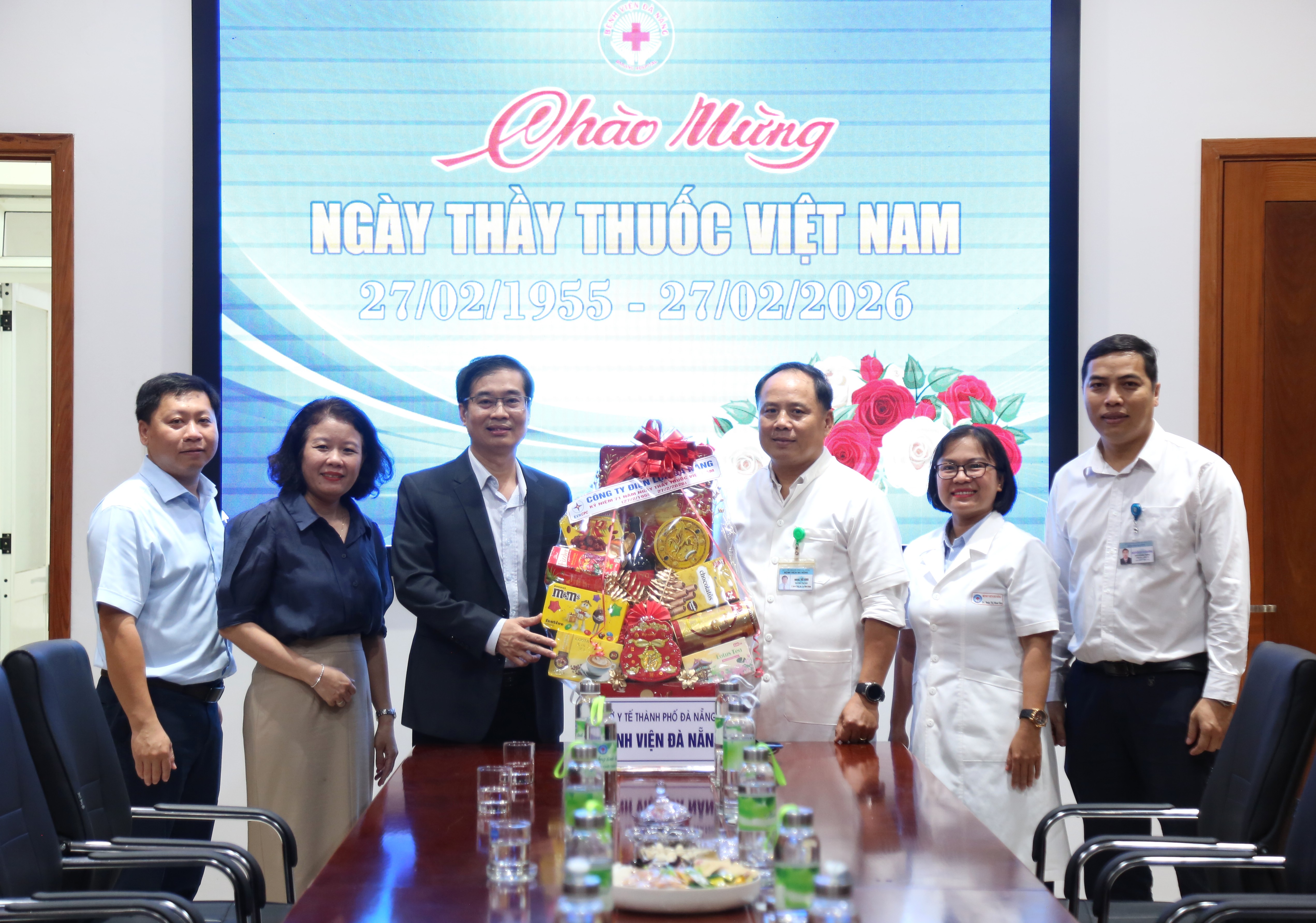 PC Đà Nẵng thăm và chúc mừng các cơ sở y tế nhân Ngày Thầy thuốc Việt Nam 2