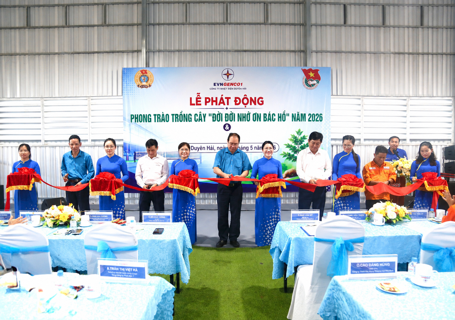Phát động phong trào trồng cây “Đời đời nhớ ơn Bác Hồ” và khánh thành sân thể thao phục vụ người lao động