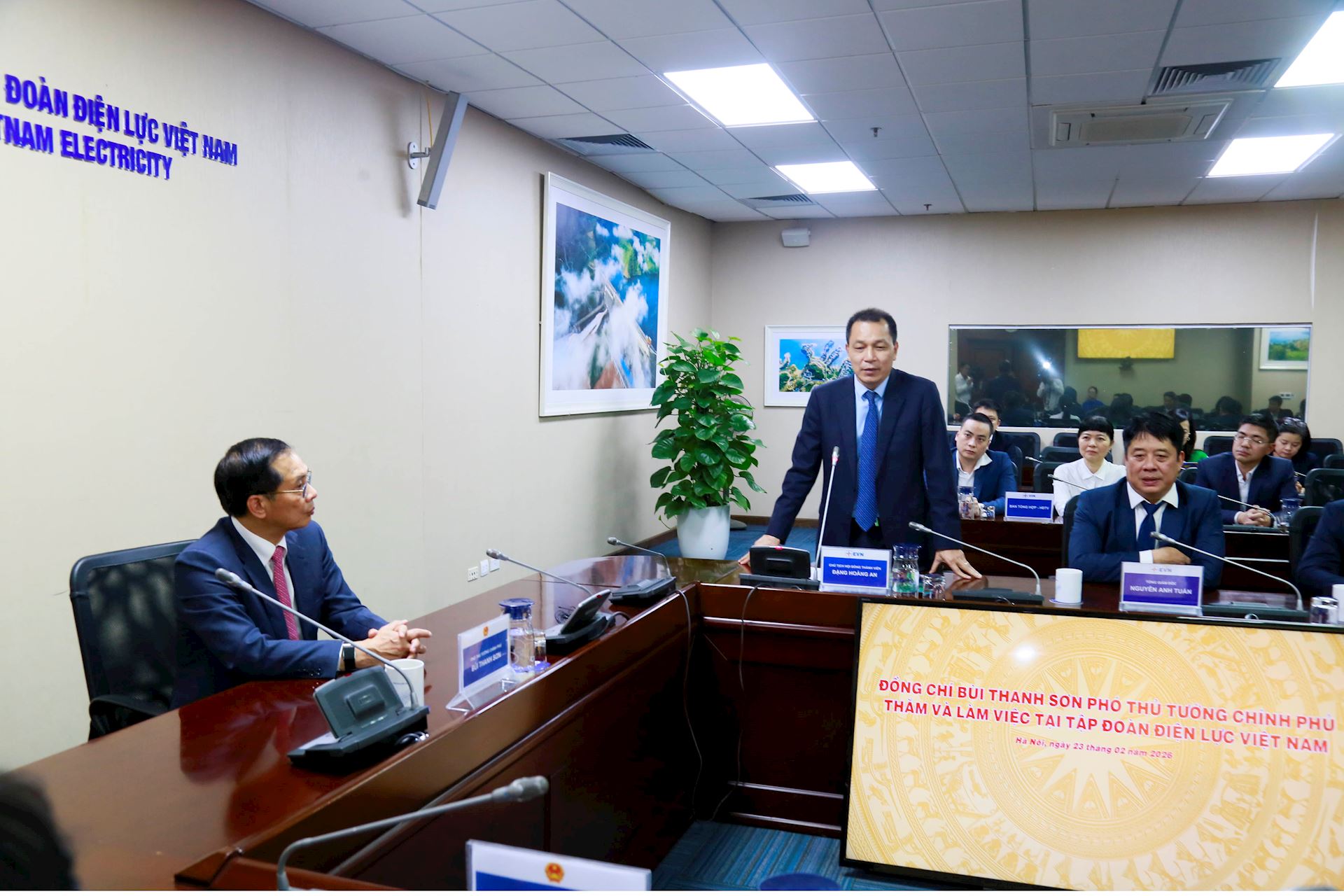 Phó Thủ tướng Chính phủ Bùi Thanh Sơn thăm và làm việc với Tập đoàn Điện lực Việt Nam 2