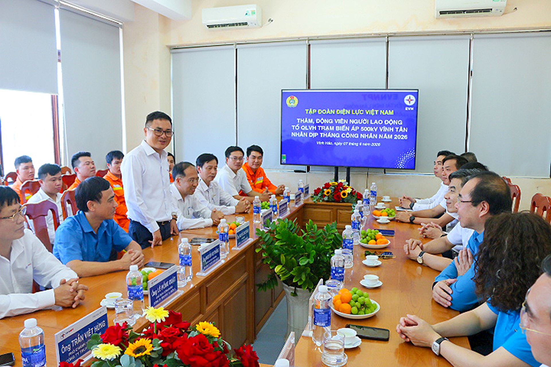 Thăm động viên người lao động Trạm biến áp 500kV Vĩnh Tân phát huy tinh thần trách nhiệm, bảo đảm vận hành an toàn. 1