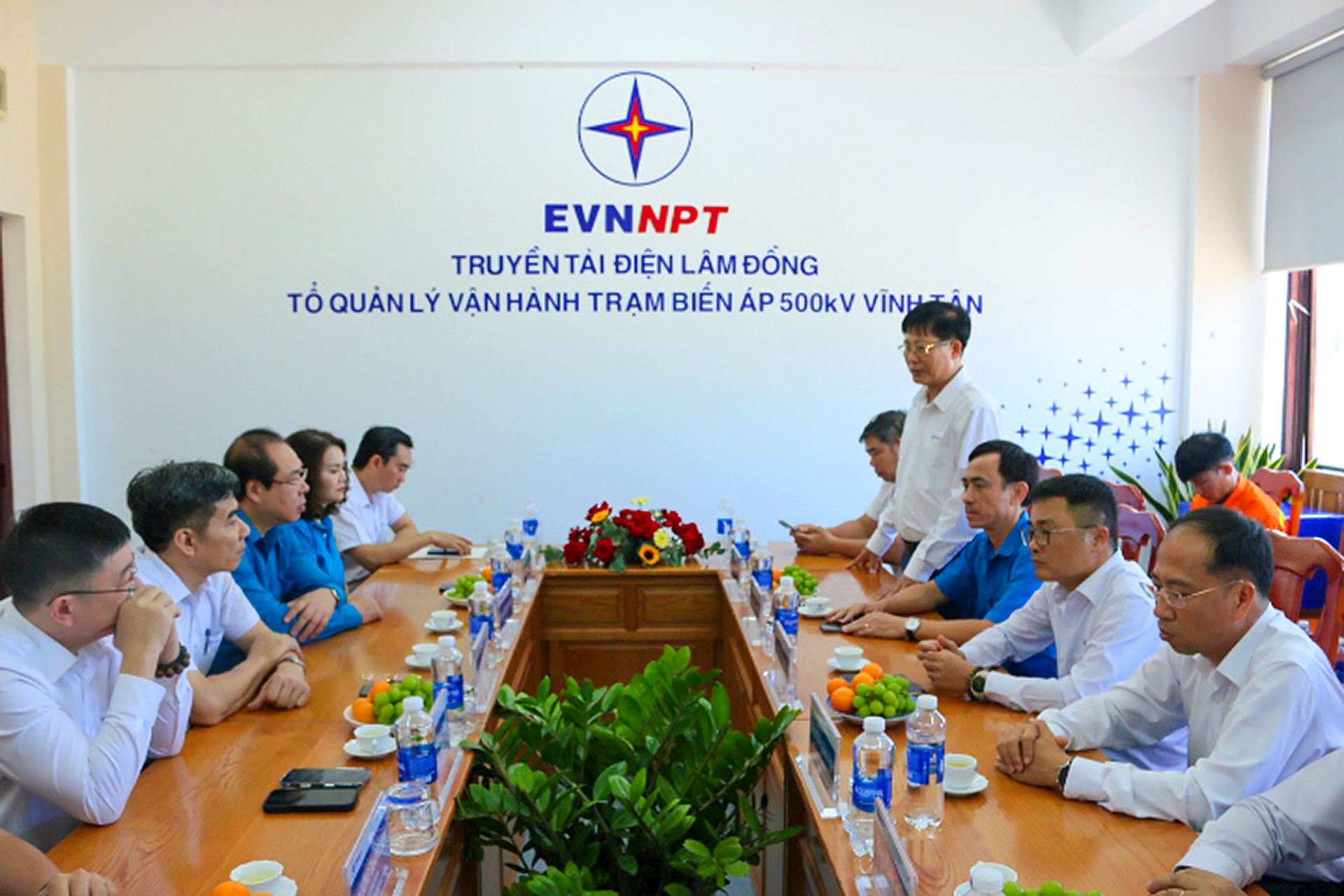 Thăm động viên người lao động Trạm biến áp 500kV Vĩnh Tân phát huy tinh thần trách nhiệm, bảo đảm vận hành an toàn. 2
