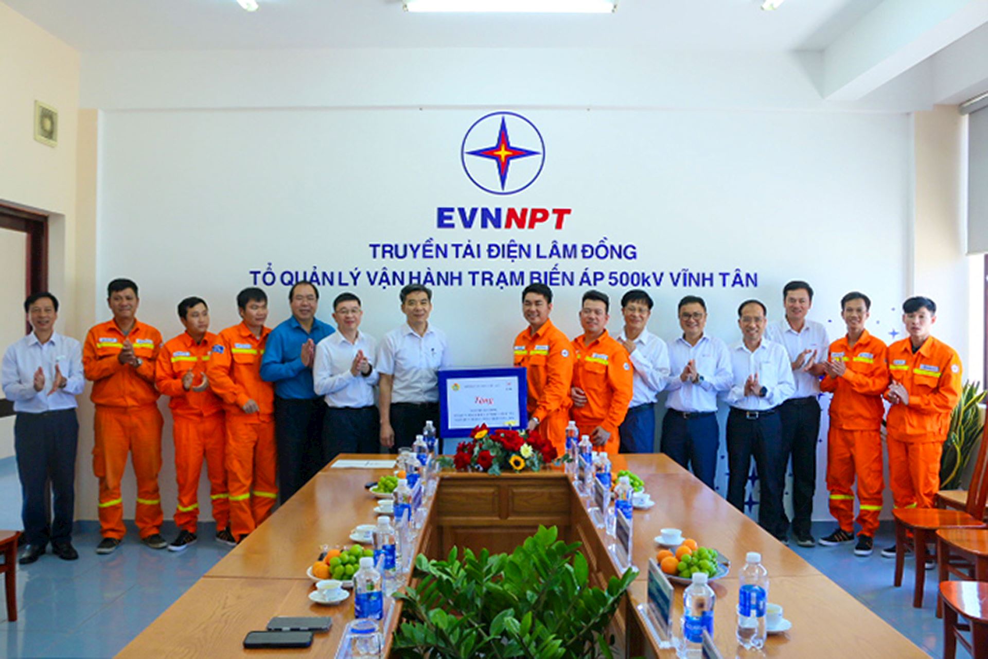 Thăm động viên người lao động Trạm biến áp 500kV Vĩnh Tân phát huy tinh thần trách nhiệm, bảo đảm vận hành an toàn. 4