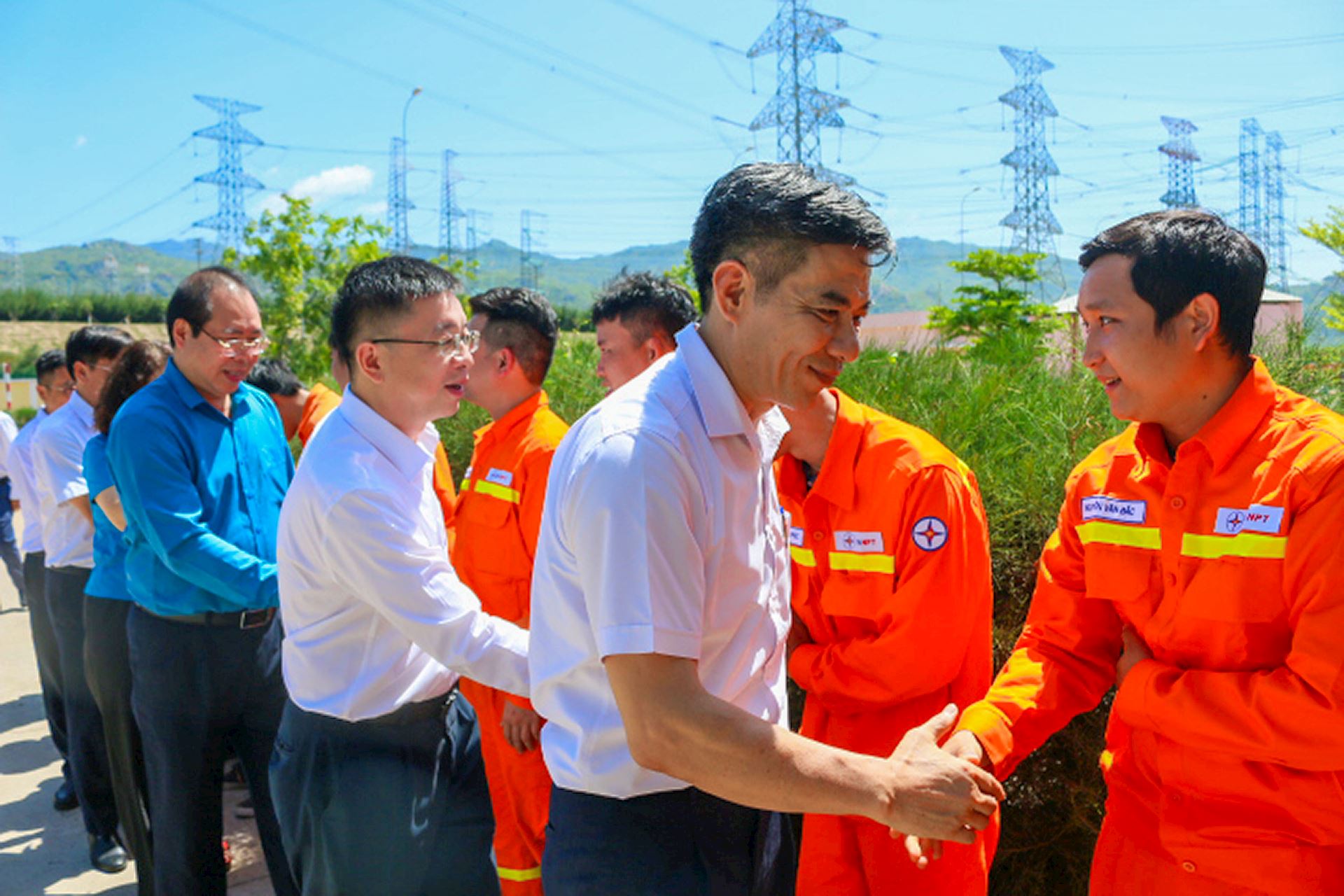 Thăm động viên người lao động Trạm biến áp 500kV Vĩnh Tân phát huy tinh thần trách nhiệm, bảo đảm vận hành an toàn.