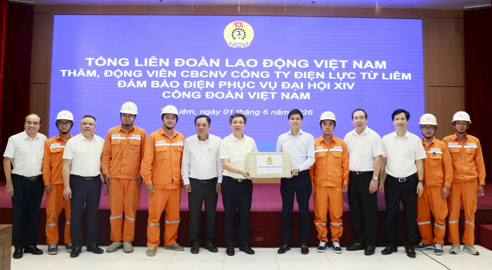 Thăm hỏi, động viên đoàn viên, người lao động đảm bảo điện Đại hội XIV Công đoàn Việt Nam 2