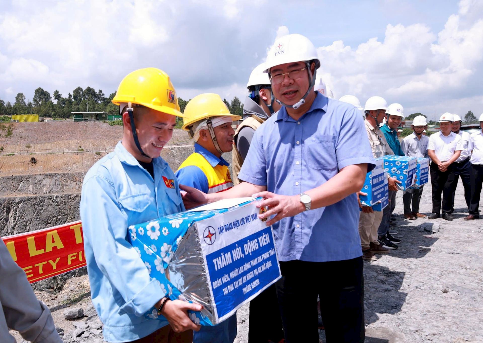 Thi đua trên công trường Nhà máy Thủy điện Trị An mở rộng, quyết tâm đưa công trình về đích 2