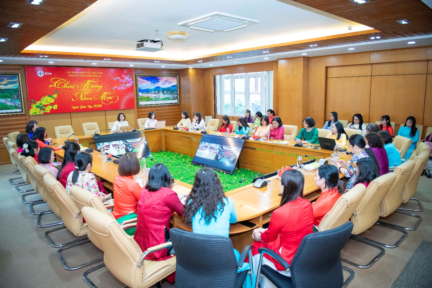 TỌA ĐÀM “HẠNH PHÚC – NĂNG LƯỢNG BỀN VỮNG CHO CUỘC SỐNG VÀ CÔNG VIỆC” Lan tỏa thông điệp sống tích cực tới nữ CBCNV Công ty Thủy điện Sơn La 4