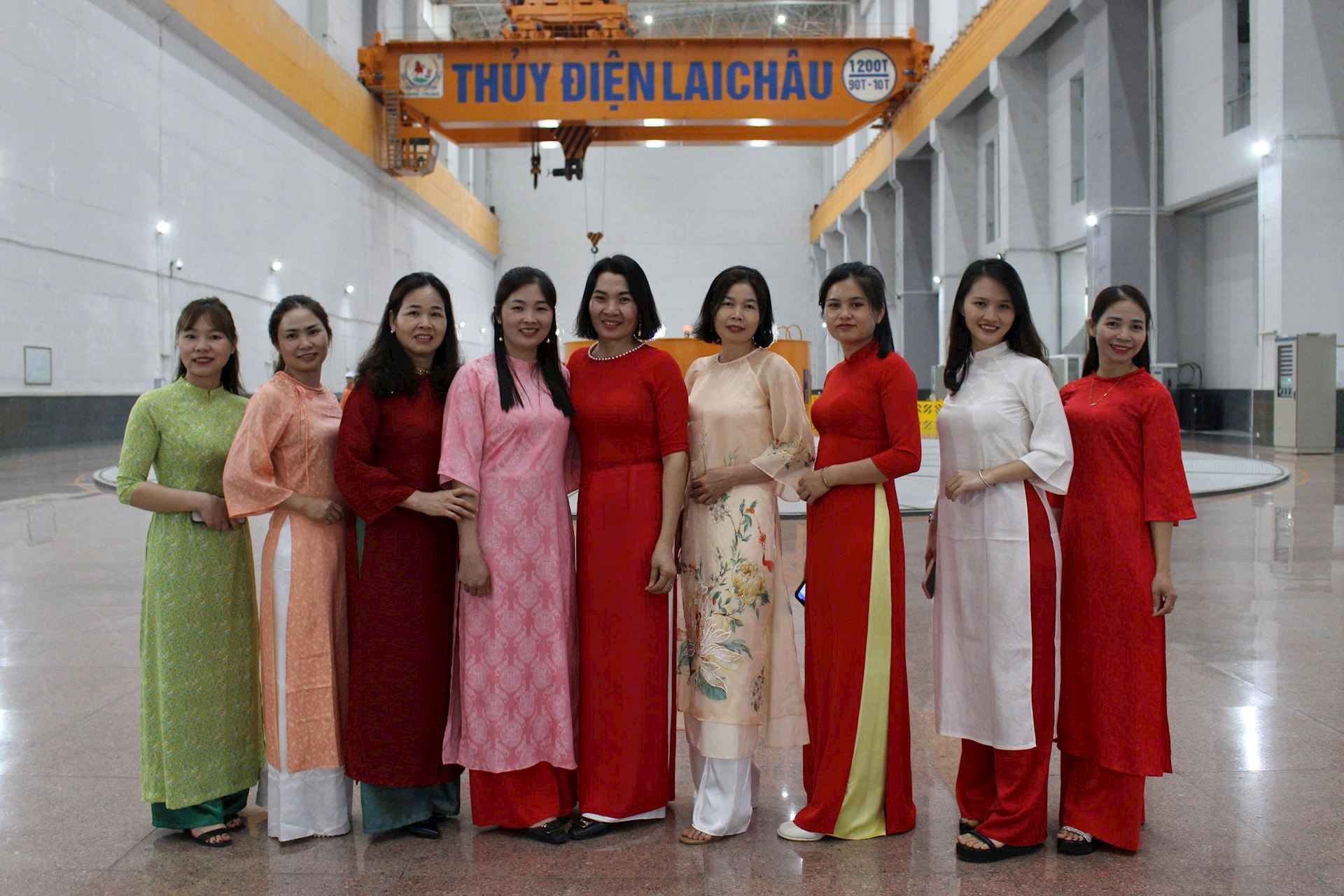 TỌA ĐÀM “HẠNH PHÚC – NĂNG LƯỢNG BỀN VỮNG CHO CUỘC SỐNG VÀ CÔNG VIỆC” Lan tỏa thông điệp sống tích cực tới nữ CBCNV Công ty Thủy điện Sơn La 6