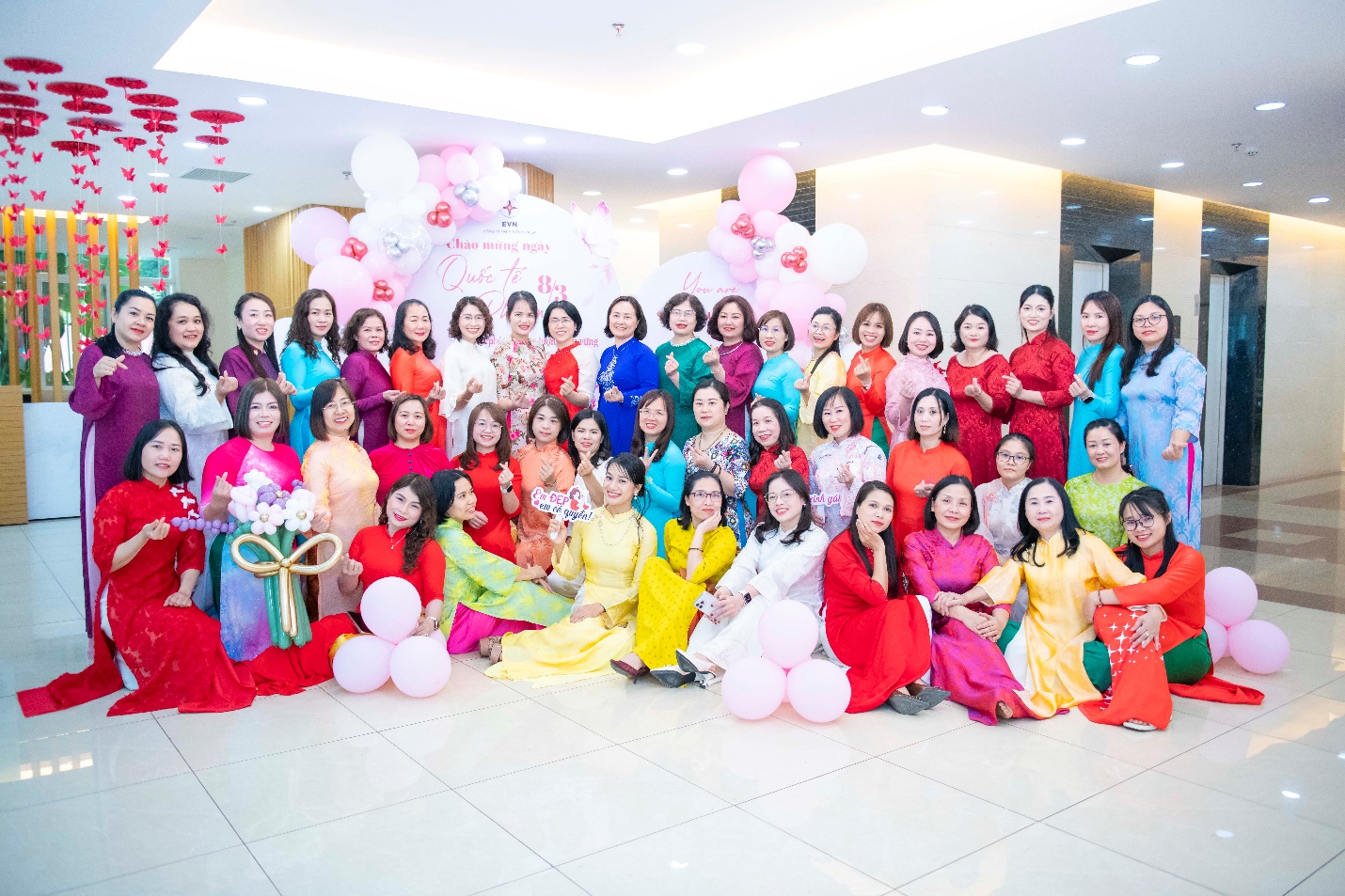 TỌA ĐÀM “HẠNH PHÚC – NĂNG LƯỢNG BỀN VỮNG CHO CUỘC SỐNG VÀ CÔNG VIỆC” Lan tỏa thông điệp sống tích cực tới nữ CBCNV Công ty Thủy điện Sơn La