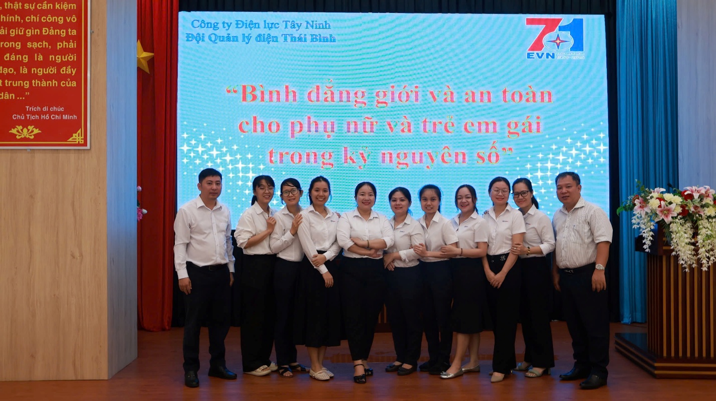 Tổng công ty Điện lực miền Nam có 3 tập thể và 4 cá nhân được khen thưởng trong công tác bình đẳng giới. 1