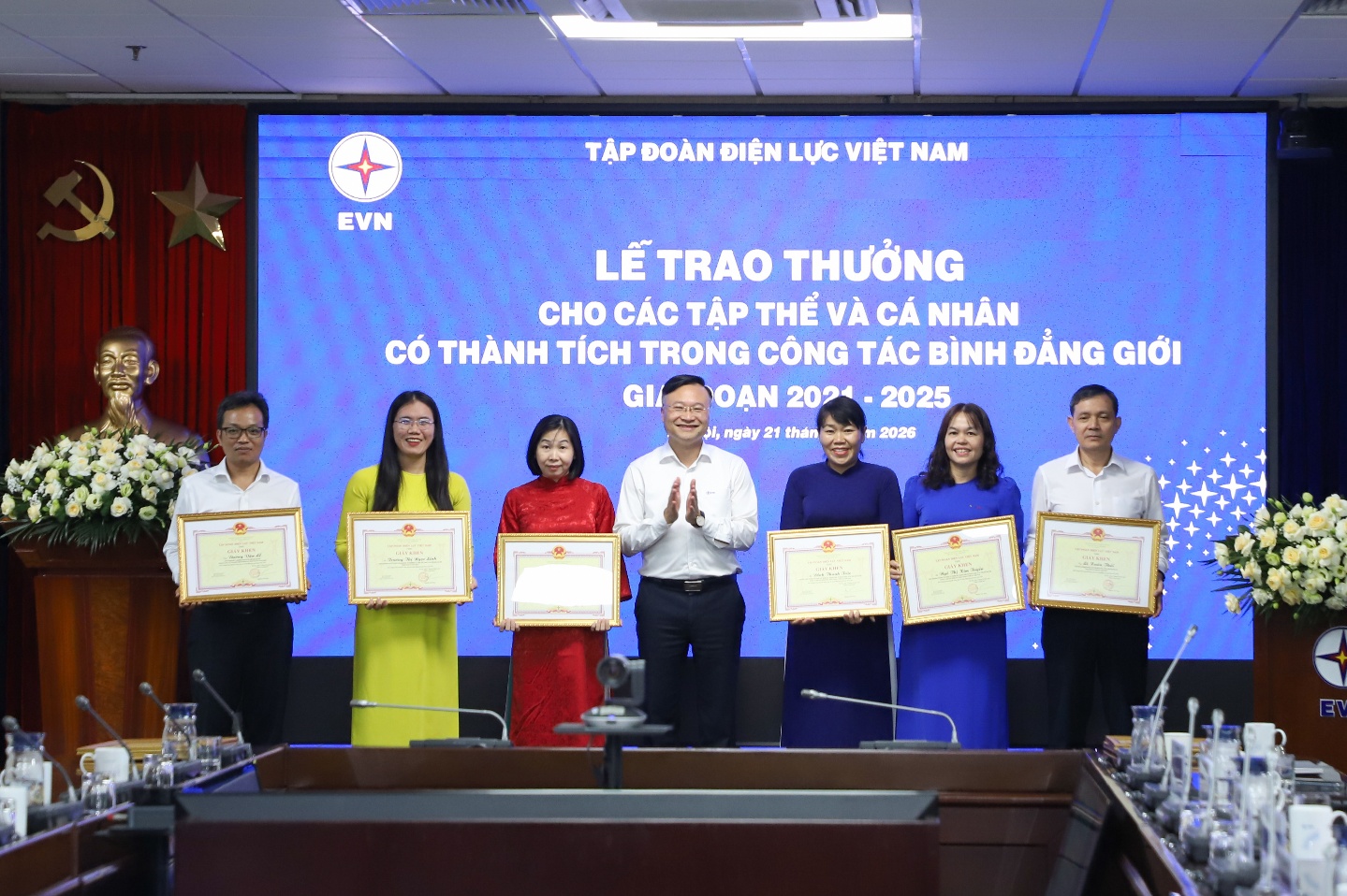 Tổng công ty Điện lực miền Nam có 3 tập thể và 4 cá nhân được khen thưởng trong công tác bình đẳng giới. 2