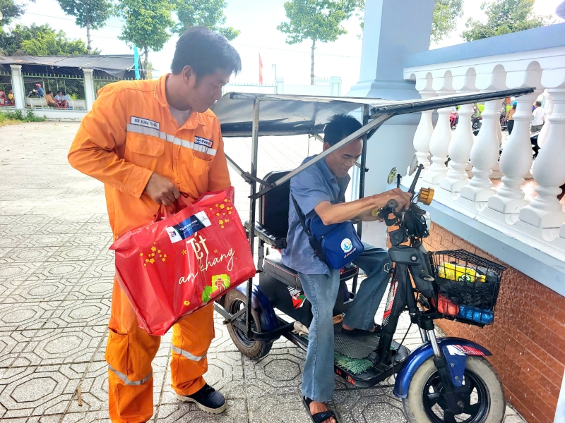 Tổng công ty Điện lực miền Nam “mang Tết” sớm đến với người nghèo 1