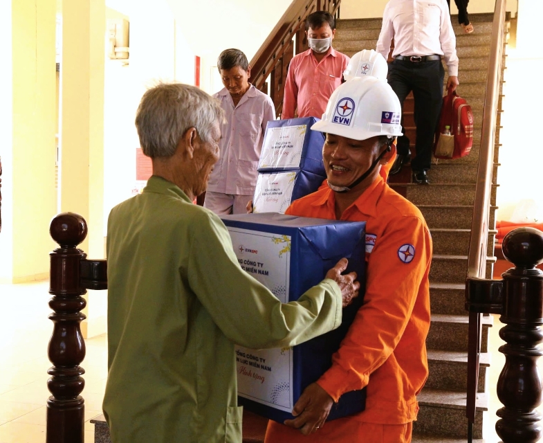 Tổng công ty Điện lực miền Nam “mang Tết” sớm đến với người nghèo 2