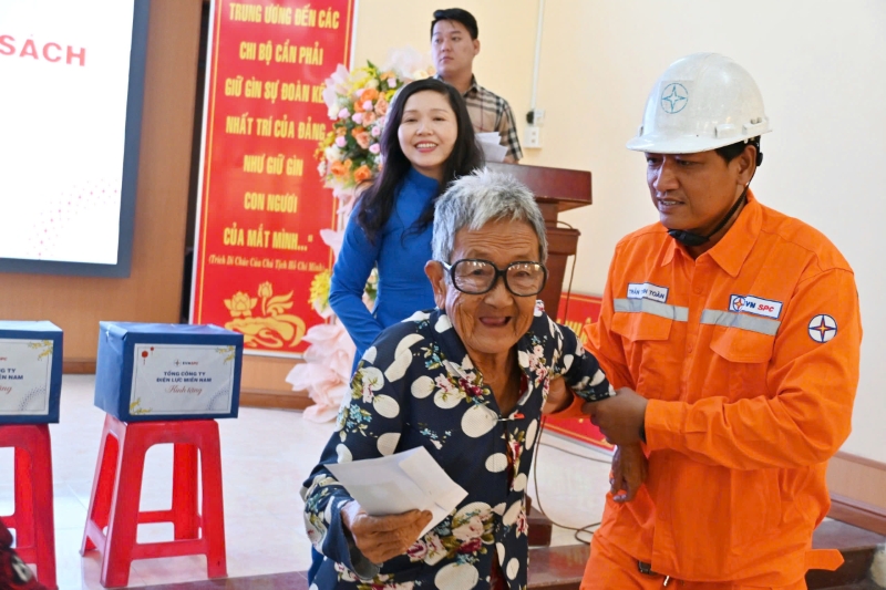 Tổng công ty Điện lực miền Nam “mang Tết” sớm đến với người nghèo 3
