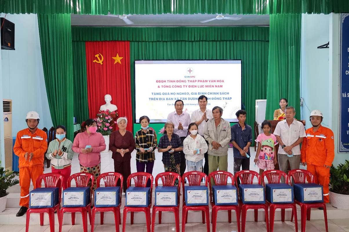 Tổng công ty Điện lực miền Nam “mang Tết” sớm đến với người nghèo