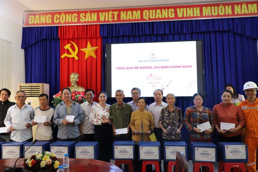 Tổng công ty Điện lực miền Nam và Công ty Điện lực Đồng Nai trao 80 phần quà Tết cho hộ nghèo tại Bù Gia Mập và Định Quán 1