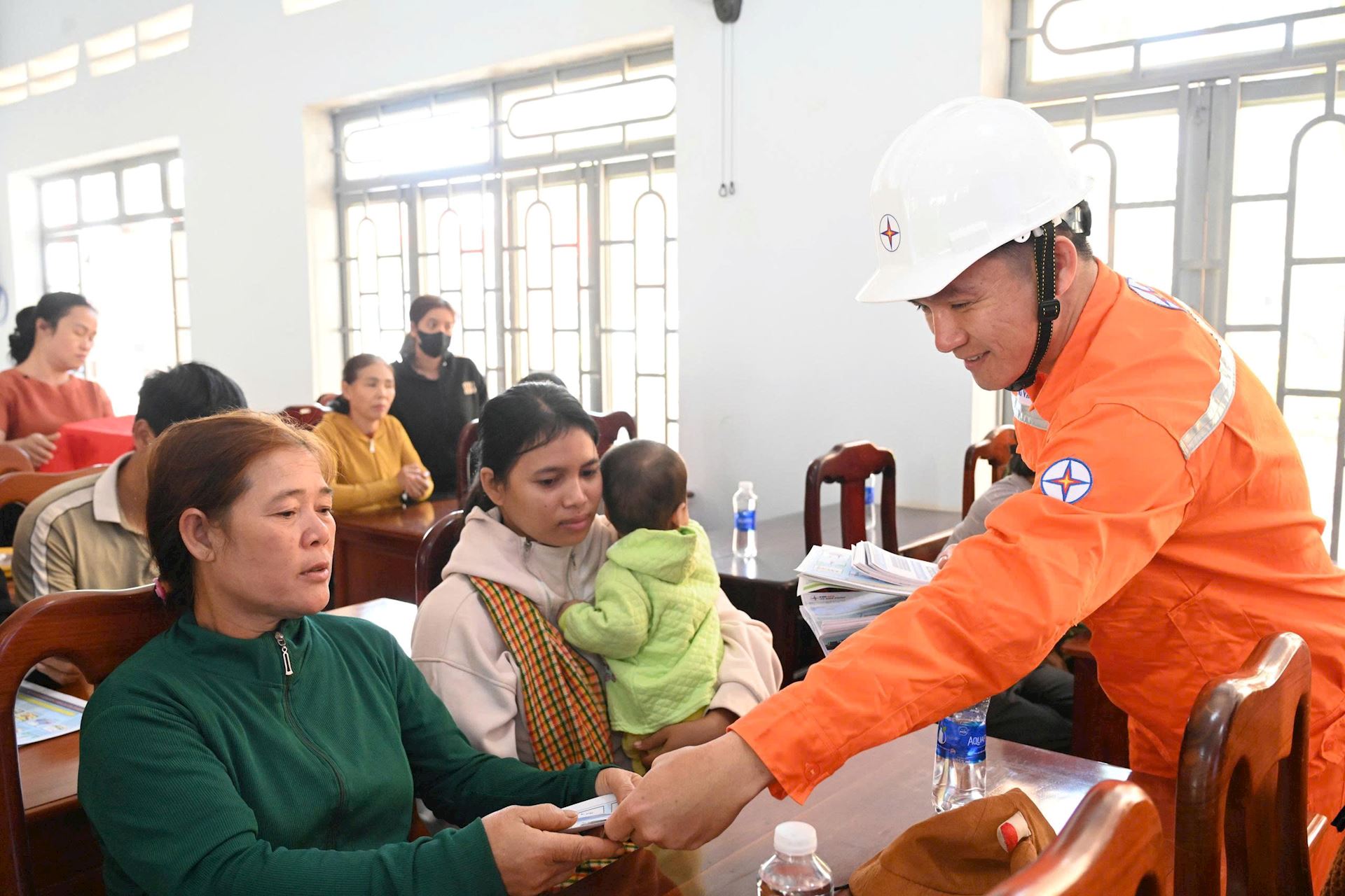 Tổng công ty Điện lực miền Nam và Công ty Điện lực Đồng Nai trao 80 phần quà Tết cho hộ nghèo tại Bù Gia Mập và Định Quán 2