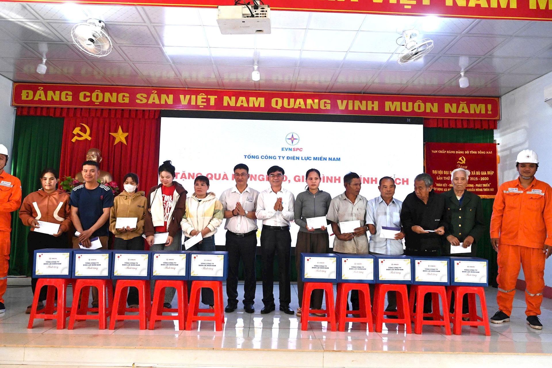 Tổng công ty Điện lực miền Nam và Công ty Điện lực Đồng Nai trao 80 phần quà Tết cho hộ nghèo tại Bù Gia Mập và Định Quán 3