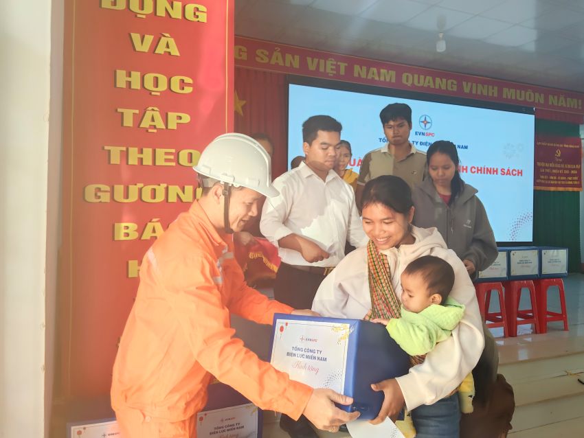 Tổng công ty Điện lực miền Nam và Công ty Điện lực Đồng Nai trao 80 phần quà Tết cho hộ nghèo tại Bù Gia Mập và Định Quán 7