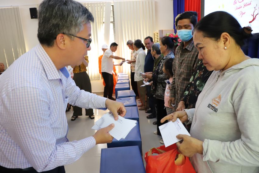 Tổng công ty Điện lực miền Nam và Công ty Điện lực Đồng Nai trao 80 phần quà Tết cho hộ nghèo tại Bù Gia Mập và Định Quán 8