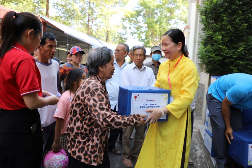 Tổng công ty Điện lực miền Nam và Công ty Điện lực Đồng Nai trao 80 phần quà Tết cho hộ nghèo tại Bù Gia Mập và Định Quán 9